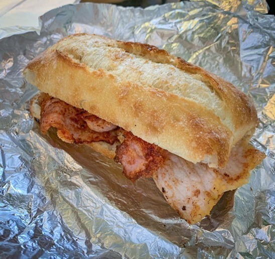 Tradicional sanduíche de bacon canadense