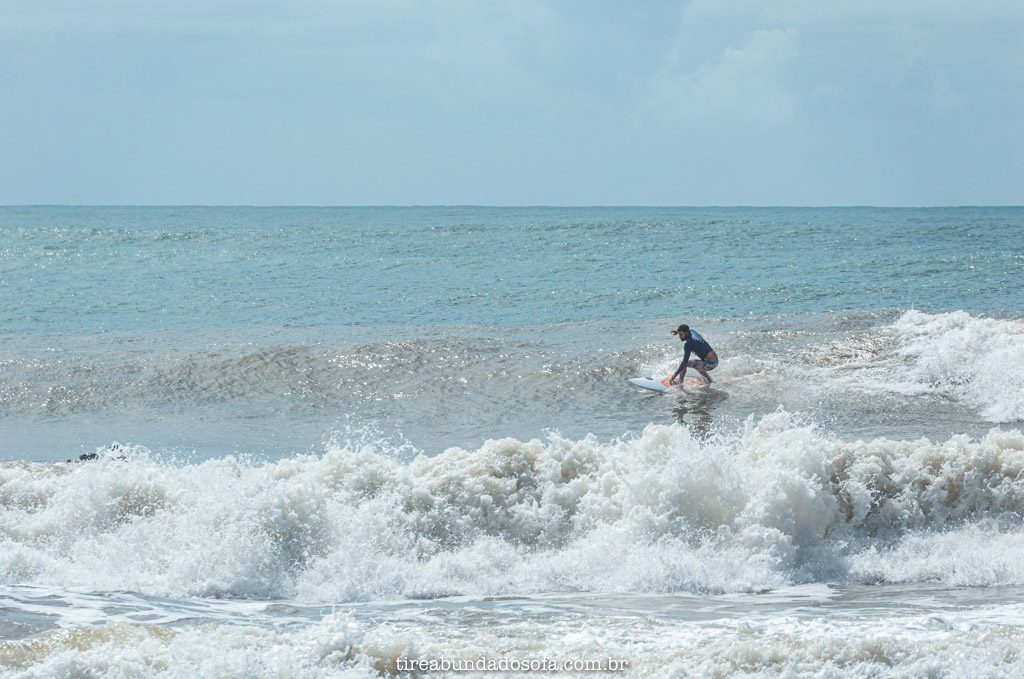Surfista pegando onda em Ilhéus, BA