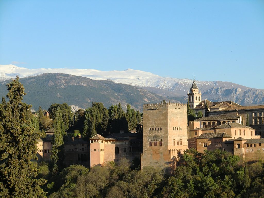 Cidade de Granada com vista para a famosa Alhambra e ao fundo