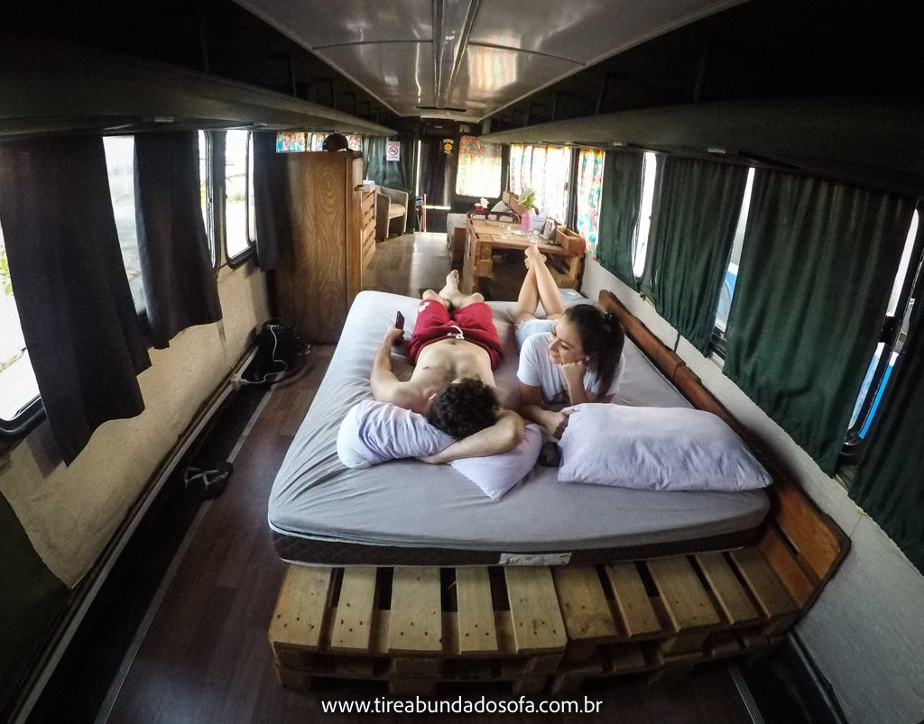 casal dormindo dentro de um ônibus para alugar no camping rota 89, em barra velha