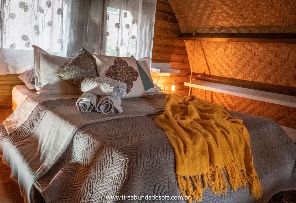 cama em estilo asiático, no quarto da ombak bagus surf villa