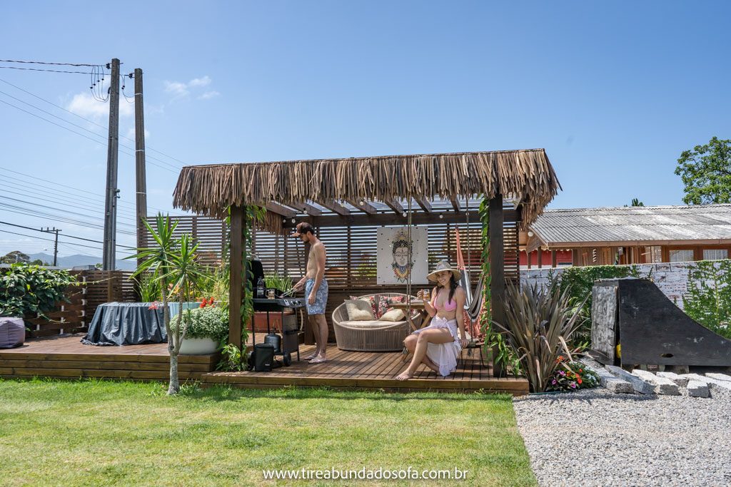 casal fazendo churrasco na Área externa da Ombak Bagus Surf Villa