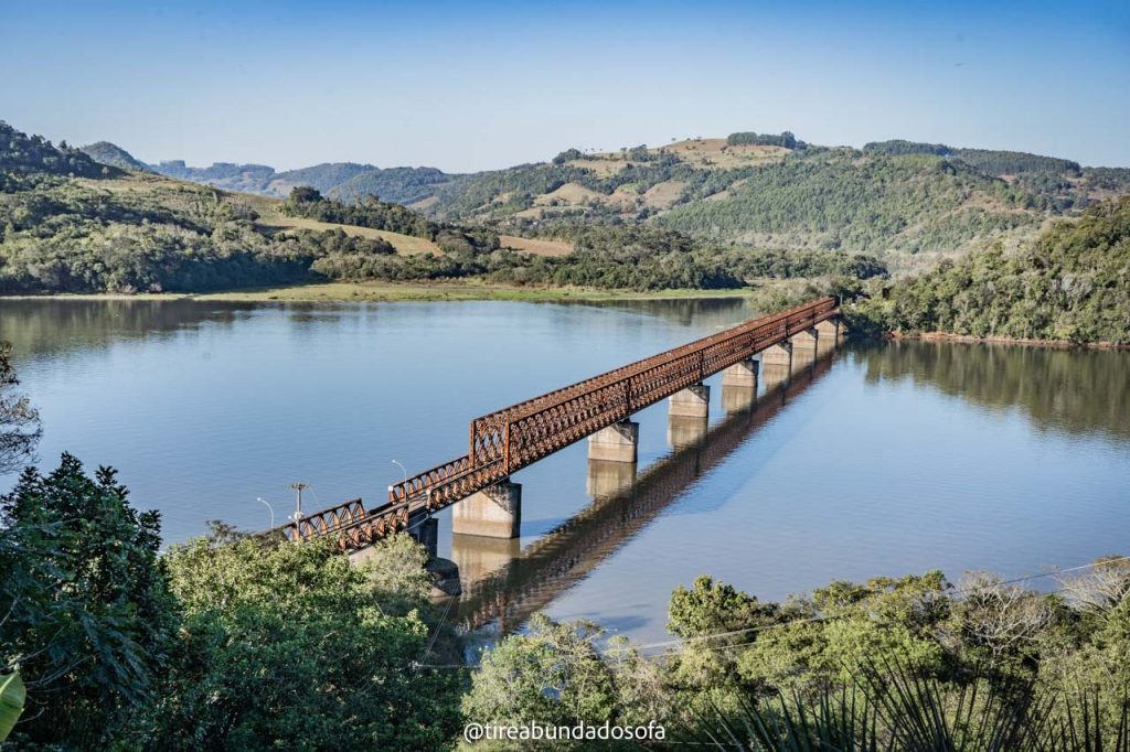 vista da ponte de ferro, sobre o rio uruguai, de um mirante do centro de marcelino ramos